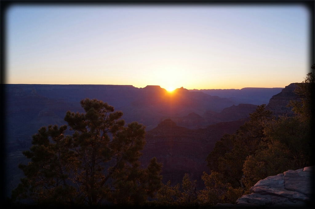 Hallo Nadine Friebe, auch Dir vielen dank für Deine Unterstützung von freeonwheels! Du warst auch jemand, der mehrmals auf sozialen Netzwerken auf das Projekt aufmerksam gemacht hat - das schätze ich wirklich! Und deshalb bekommst du das geniale Bild vom Sonnenaufgang am Grand Canyon - zugegeben, Holger hat es fotografiert...